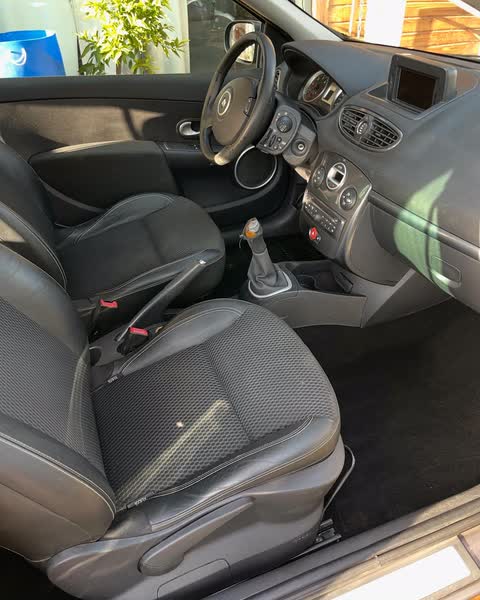 Intérieur d'une Renault Clio III après nettoyage : sièges, console et moquette propres