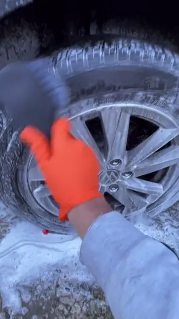 Vidéo : les étapes du nettoyage d'une Volkswagen, de la vapeur à la mousse de prélavage
